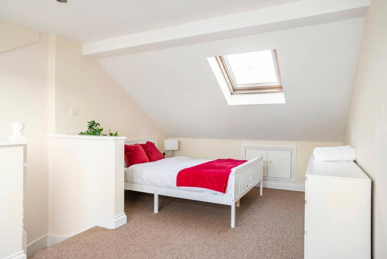 2 Bed Terraced House With Loft In Stratford Holiday home London
