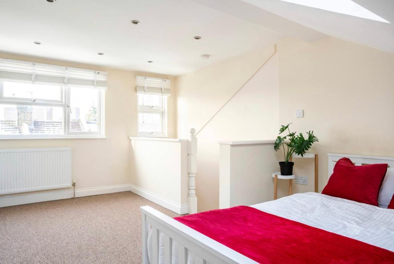 Holiday home 2 Bed Terraced House With Loft In Stratford London