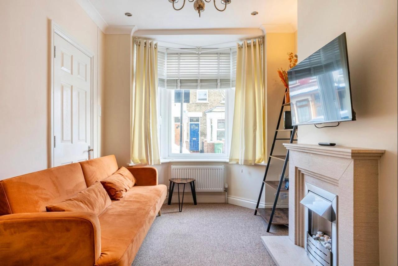 Holiday home 2 Bed Terraced House With Loft In Stratford