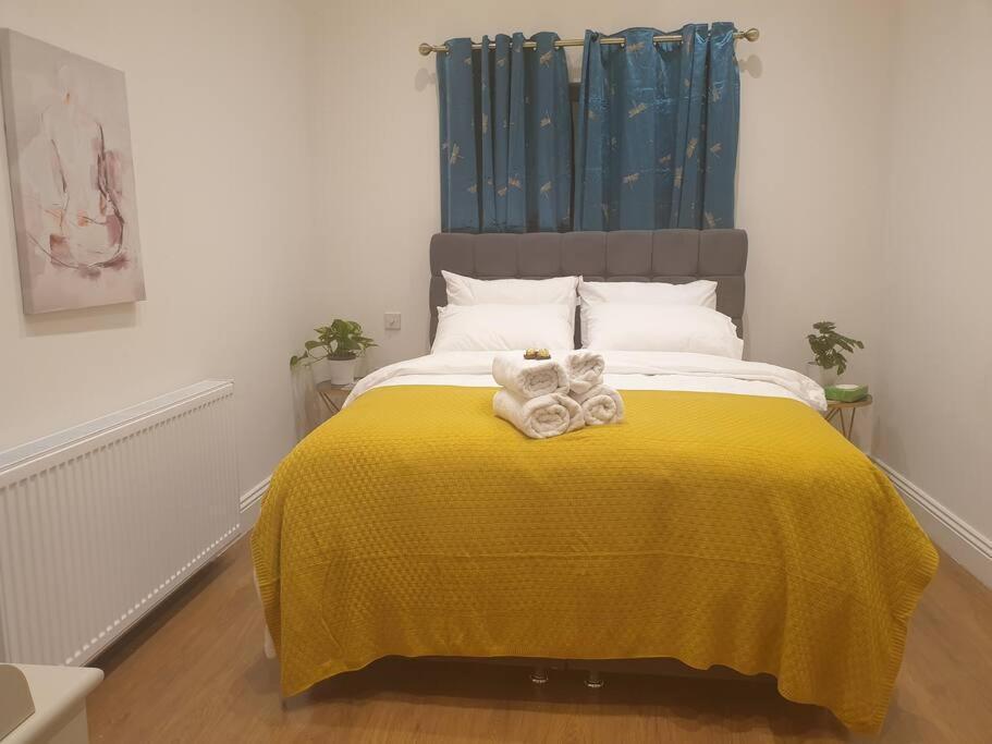 New - Private King Bed -put- With Terrace, Free Parking, Near Tube Apartment London