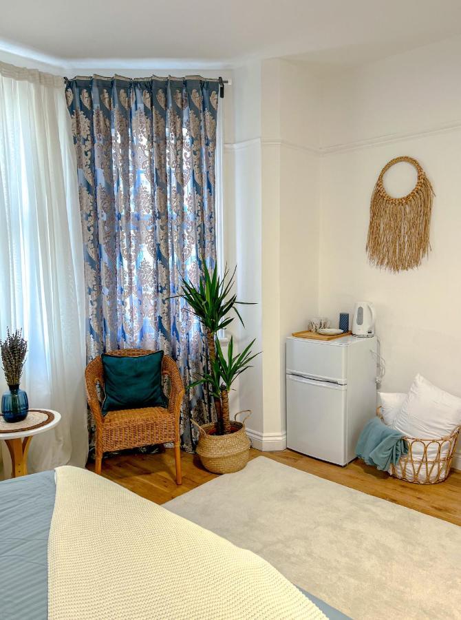 Zozy Happy Land Guest house London