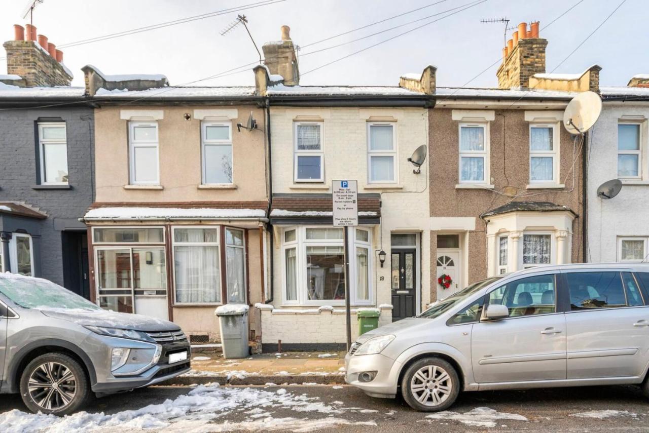 Holiday home 2 Bed Terraced House With Loft In Stratford