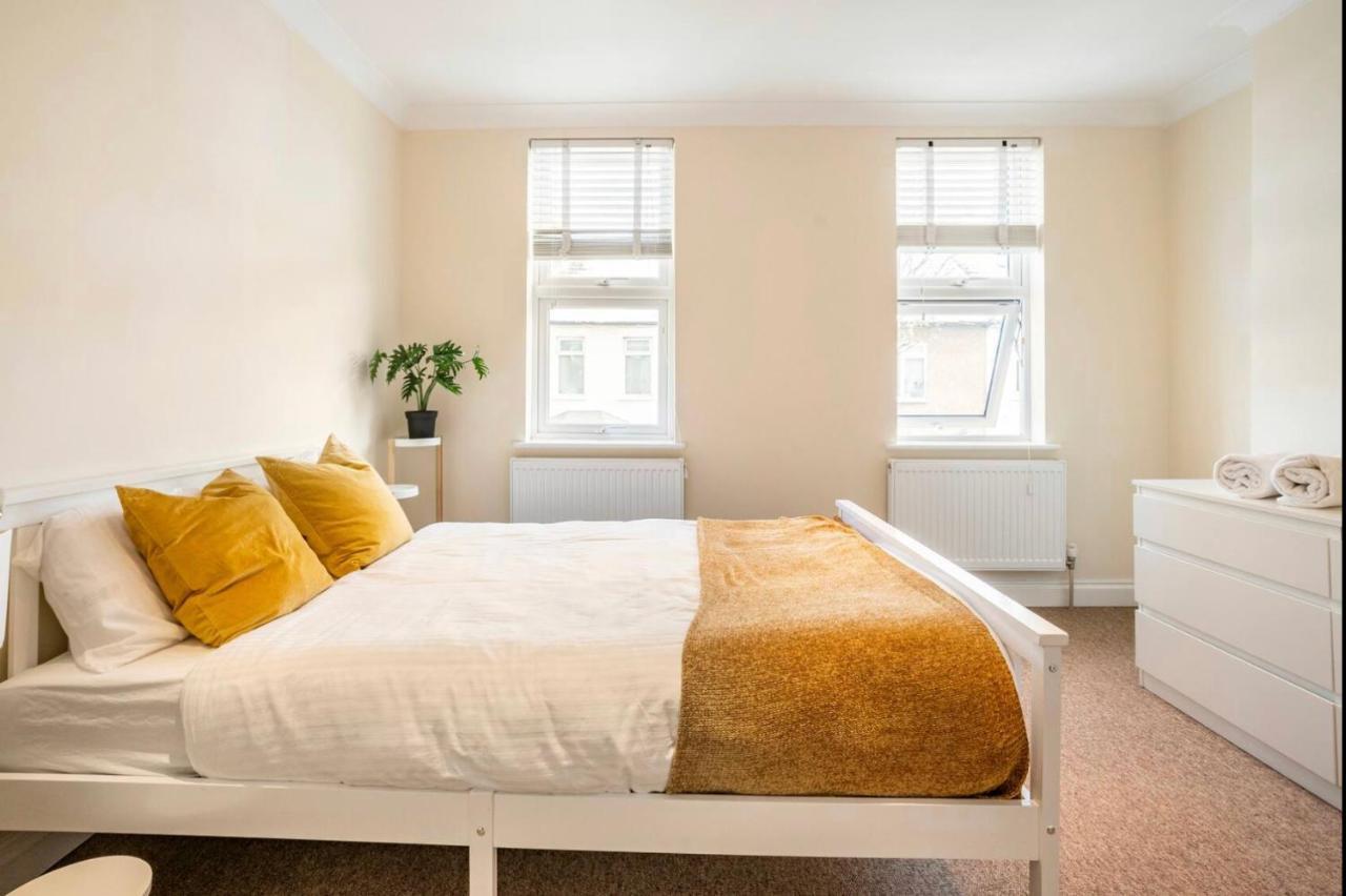 Holiday home 2 Bed Terraced House With Loft In Stratford *