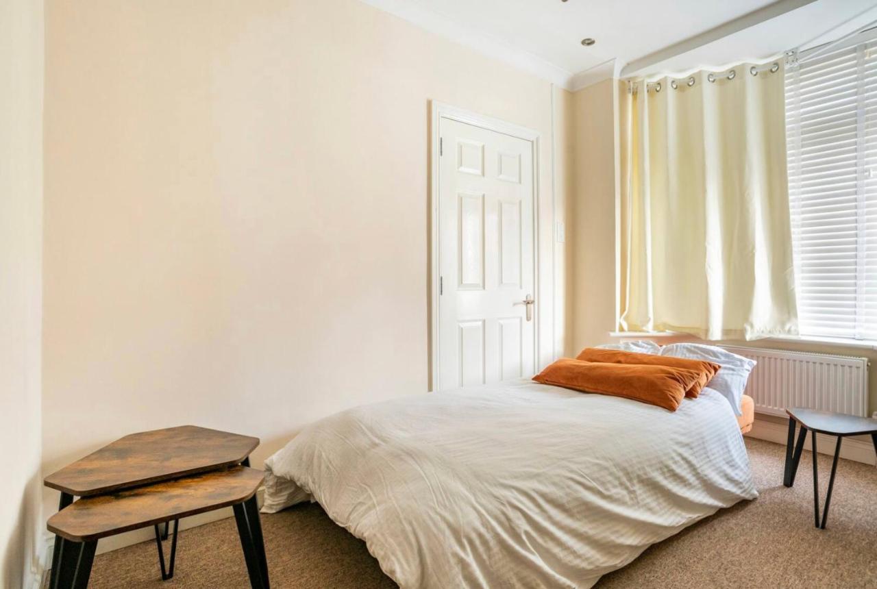 2 Bed Terraced House With Loft In Stratford Holiday home *