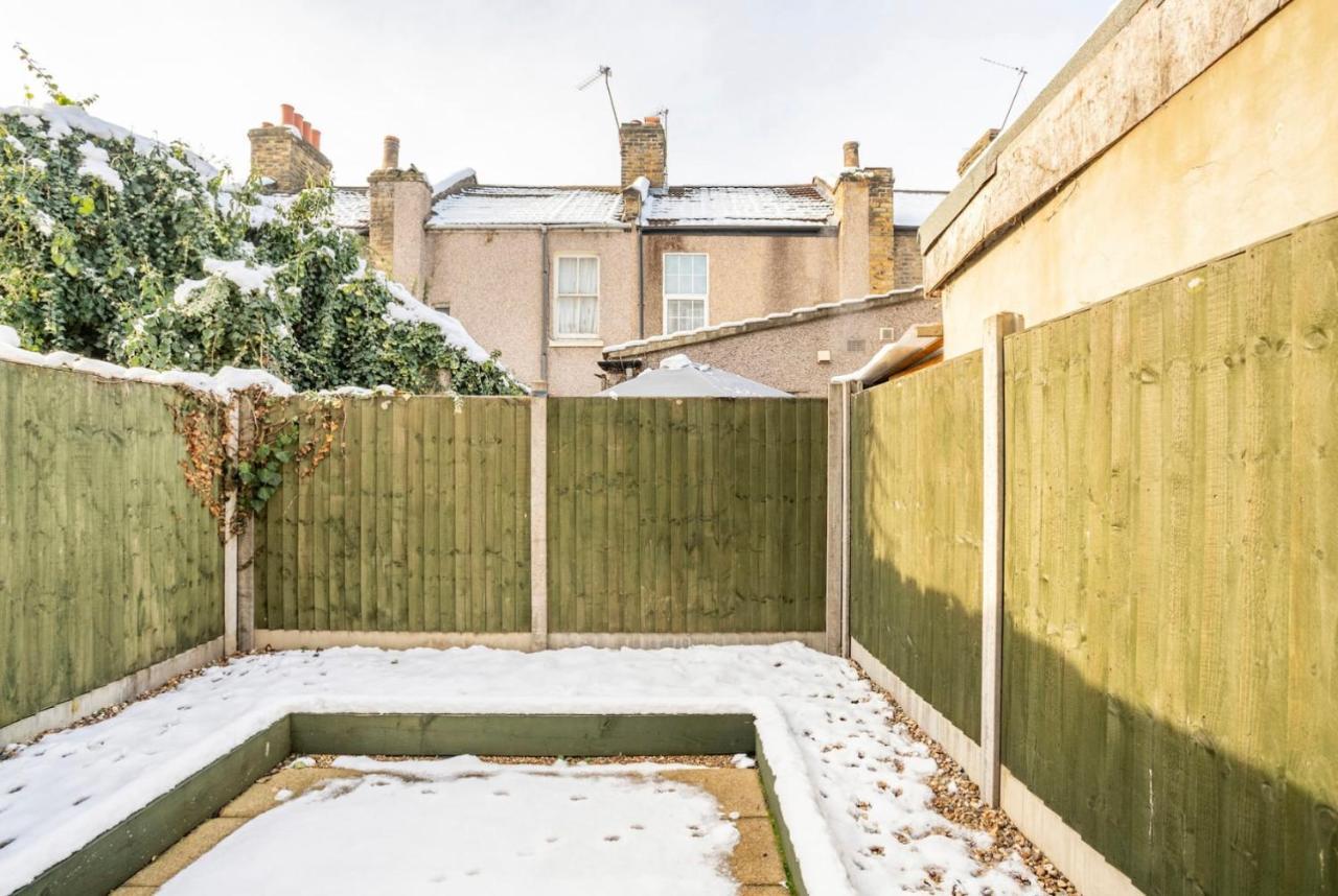 Holiday home 2 Bed Terraced House With Loft In Stratford