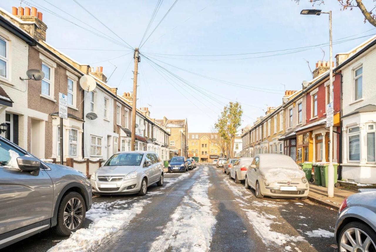 2 Bed Terraced House With Loft In Stratford Holiday home