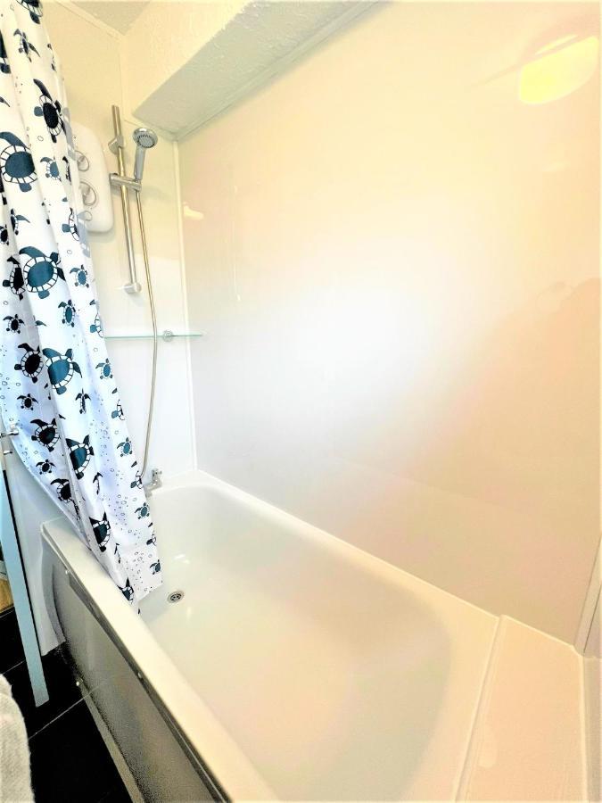 Stepney 17 Double Bedrooms Guest house *