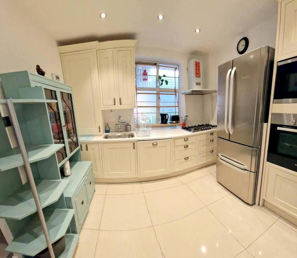 Modern 3-bed House In Surrey Quays London