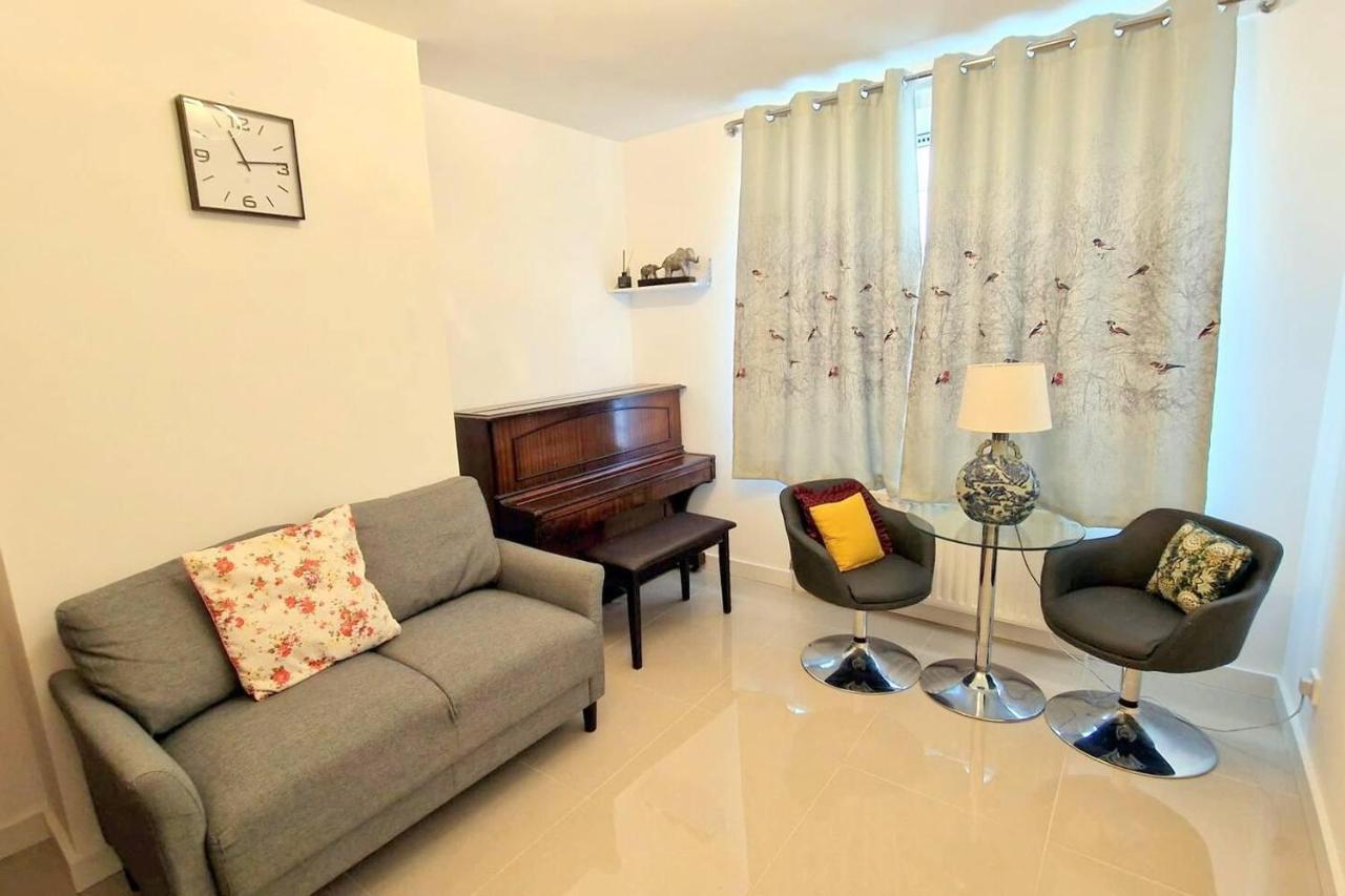 Modern 3-bed House In Surrey Quays Ferienhaus London