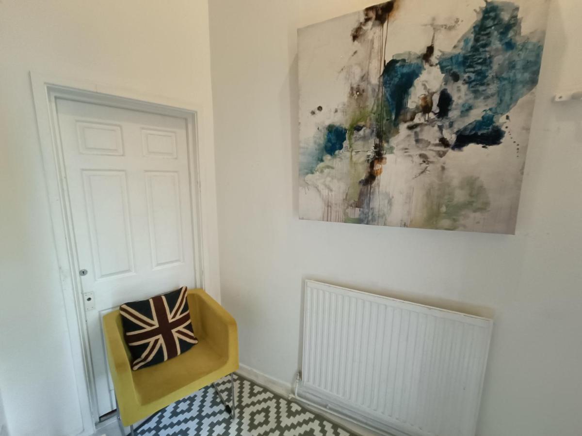 Ferienhaus 2 Bed Functional House Close To Manor Park Train Station *