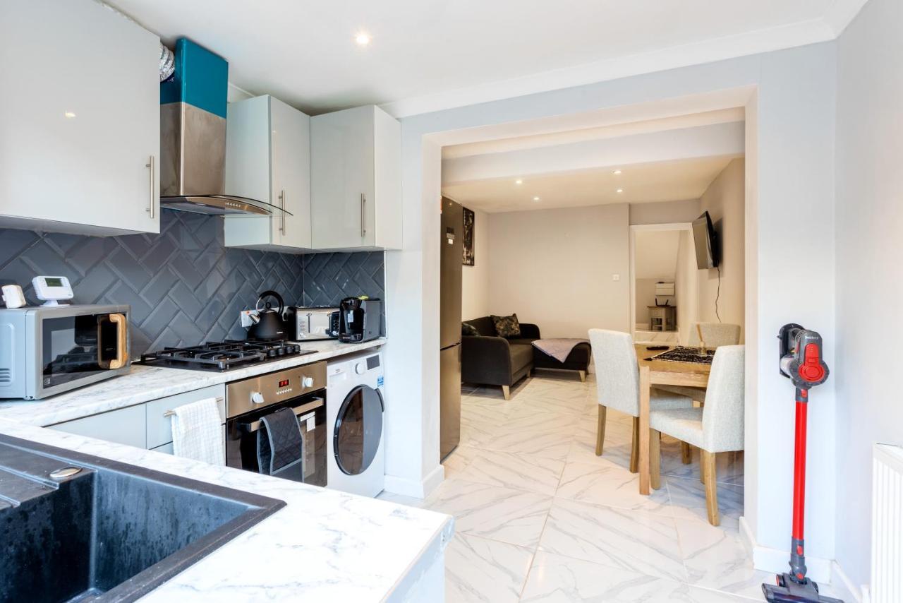 Amazing 3 Bedroom, 2 Bathroom, Ground Floor Flat With Garden, Near Train Station And Bus Stop Villa *