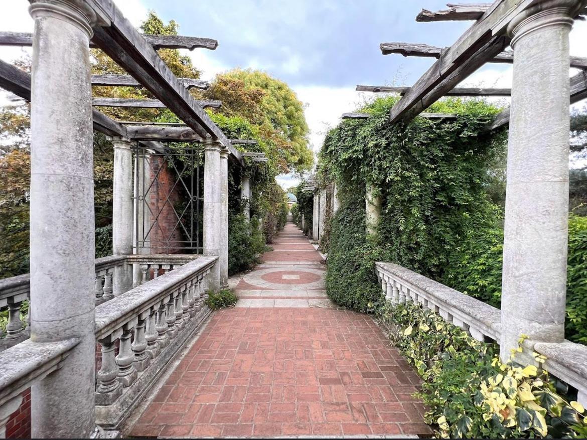 Hampstead Opulence - Luxurious Split Level * London