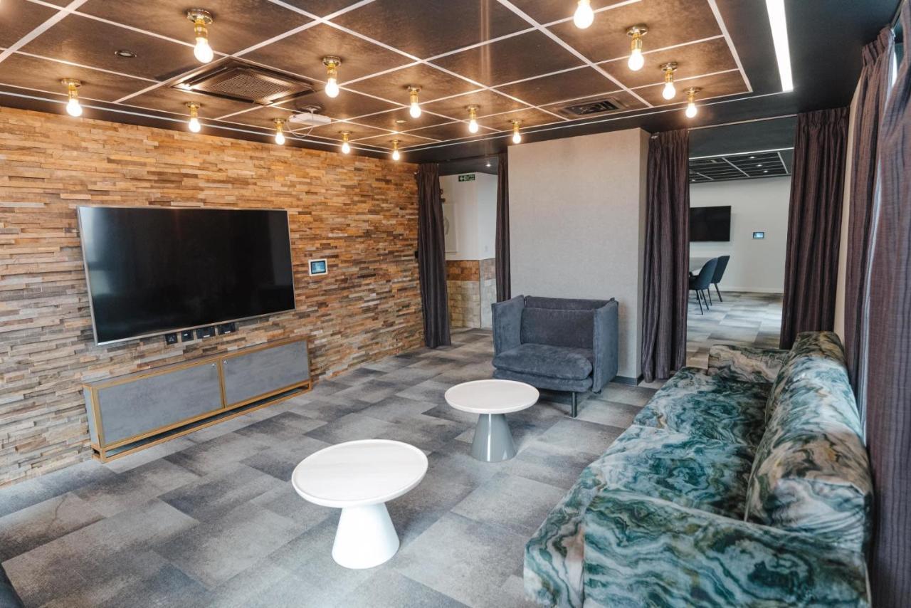 And Ensuite Bedrooms With Shared Kitchen At Chapter Ealing Right Next To North Acton Tube Station *