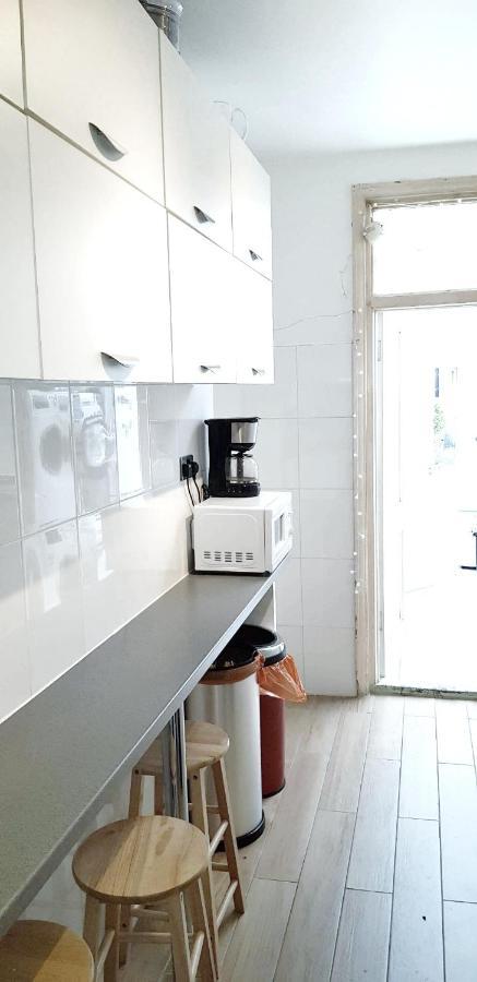 Luxurious House Near Excel- Air Conditioning, 9 Beds, 2 Baths, Garden, Fast Wifi Guest house London