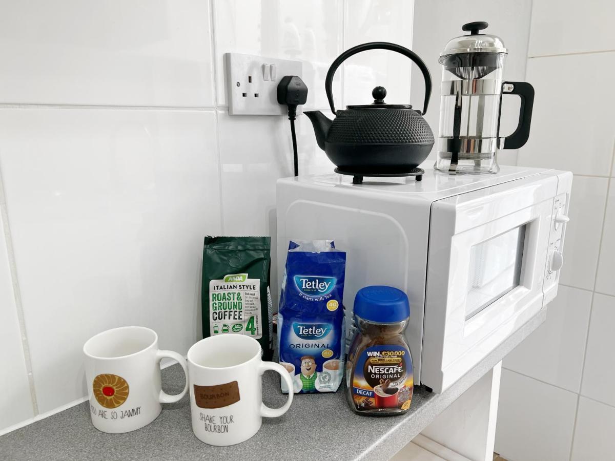 Guest house Luxurious House Near Excel- Air Conditioning, 9 Beds, 2 Baths, Garden, Fast Wifi London