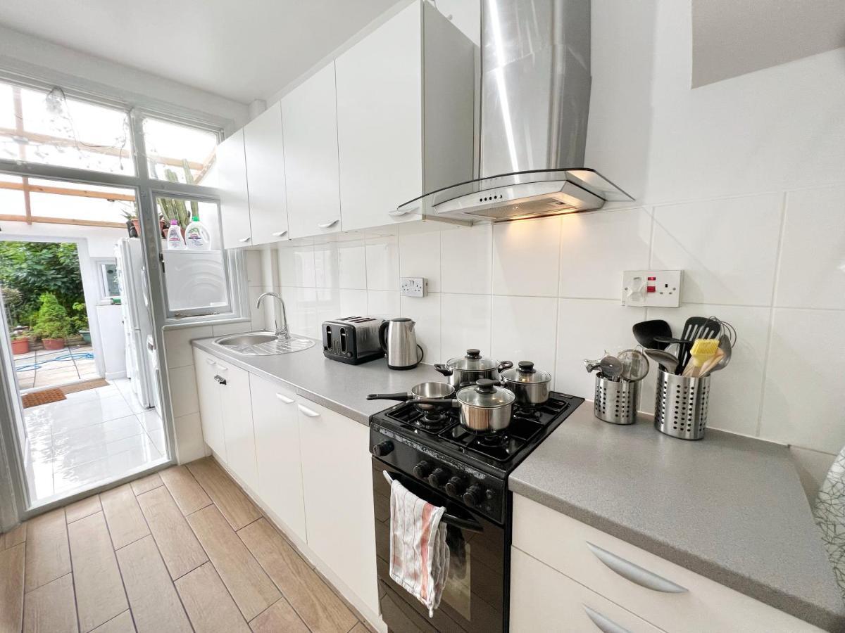 Guest house Luxurious House Near Excel- Air Conditioning, 9 Beds, 2 Baths, Garden, Fast Wifi *