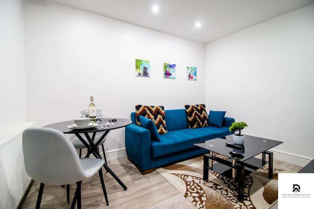 Weekly & Monthly - Beautiful 2 Bed House With Free Parking - Relocation, Business & Group - 5 Guests - By Den Short Lets & Serviced Accommodation, Woolwich Apartment