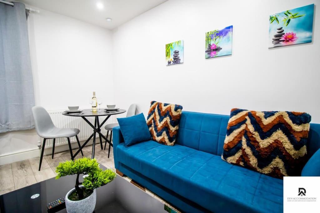 Apartment Weekly & Monthly - Beautiful 2 Bed House With Free Parking - Relocation, Business & Group - 5 Guests - By Den Short Lets & Serviced Accommodation, Woolwich *