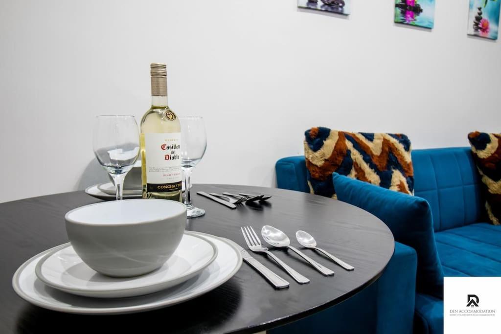 Weekly & Monthly - Beautiful 2 Bed House With Free Parking - Relocation, Business & Group - 5 Guests - By Den Short Lets & Serviced Accommodation, Woolwich London