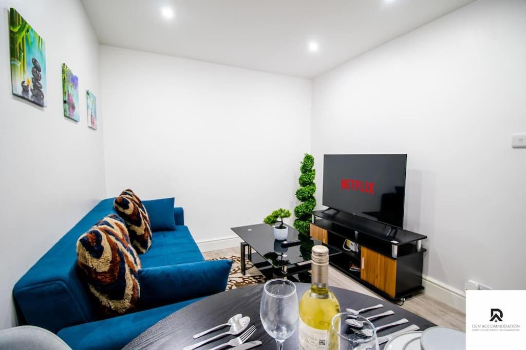 Apartment Weekly & Monthly - Beautiful 2 Bed House With Free Parking - Relocation, Business & Group - 5 Guests - By Den Short Lets & Serviced Accommodation, Woolwich *