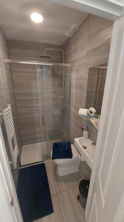 Guest house Double En-suite Available In 3 Bed Apt London