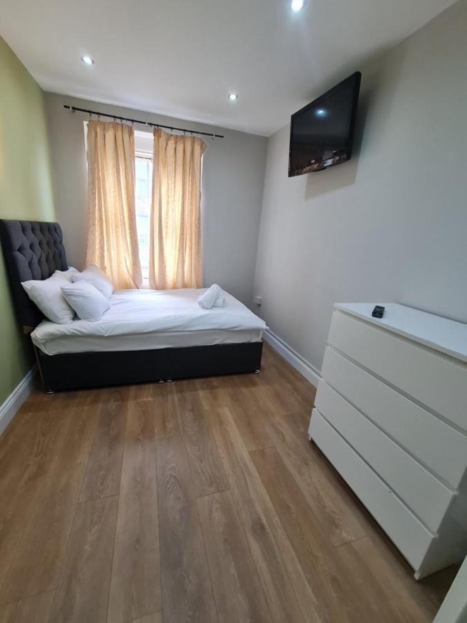 Lovely En-suite Bedroom R7 Apartment London
