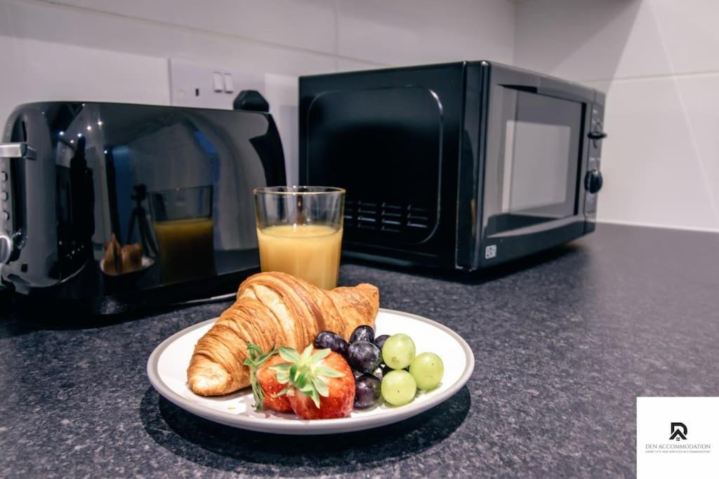 Apartment Weekly & Monthly - Beautiful 2 Bed House With Free Parking - Relocation, Business & Group - 5 Guests - By Den Short Lets & Serviced Accommodation, Woolwich