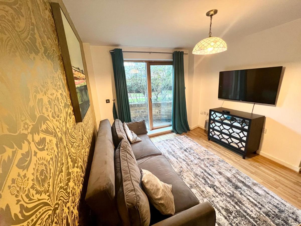 2 Bedroom Near Olympic Park With Free Parking Apartment London