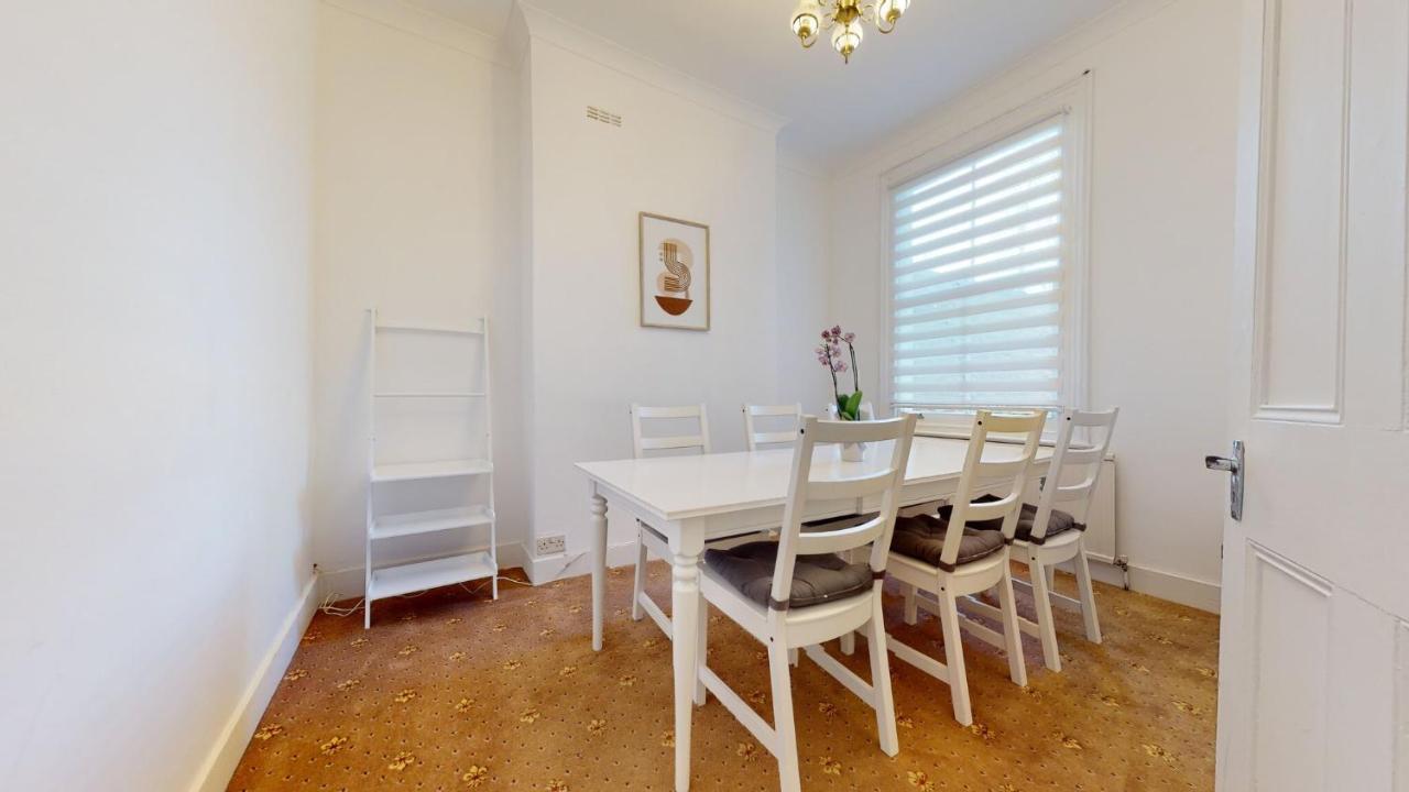 Cheerful 4 Bedroom Victorian House With Back Courtyard Ferienhaus