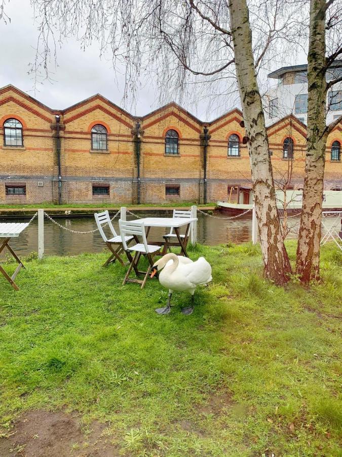 Portobello Dock Canalside Apartment London