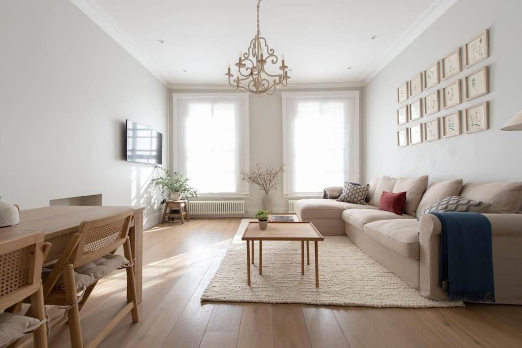Chelsea Stunning Two Bedroom Townhouse With Airconditioning