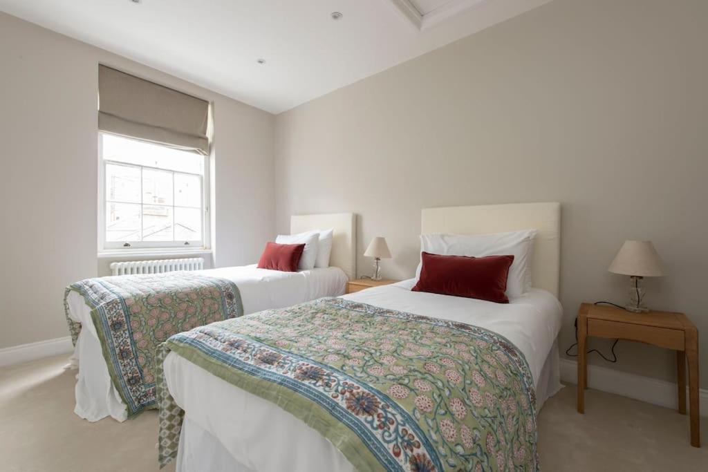 Chelsea Stunning Two Bedroom Townhouse With Airconditioning * London