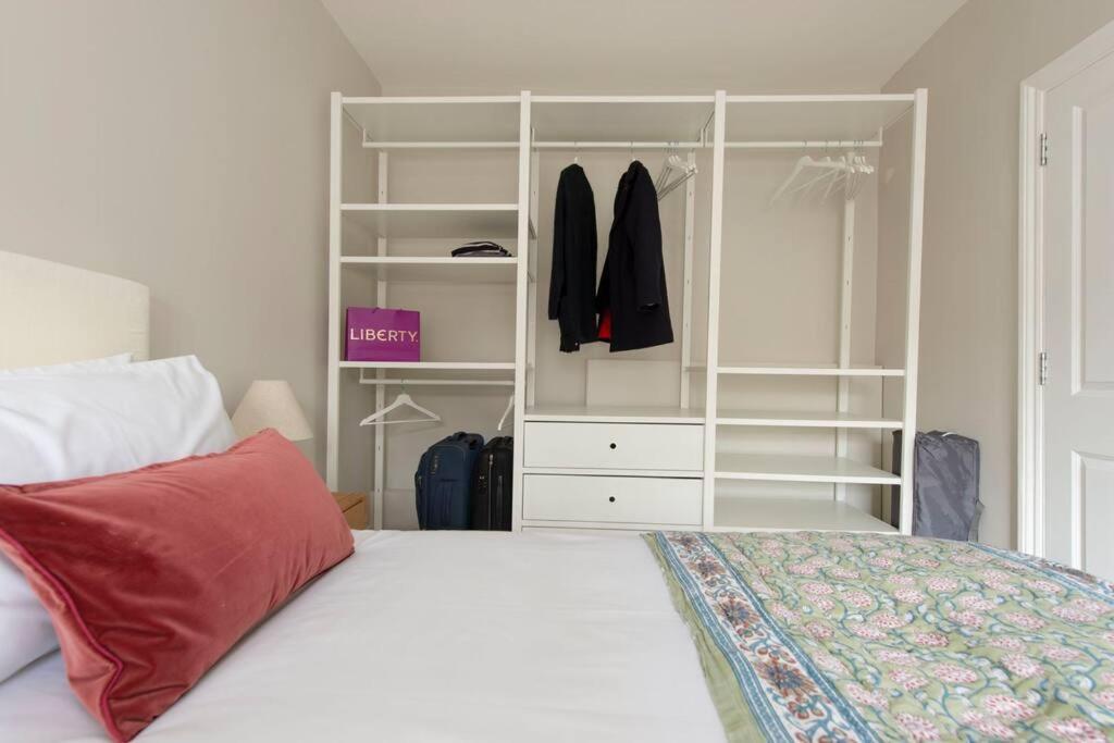 Chelsea Stunning Two Bedroom Townhouse With Airconditioning Apartment London