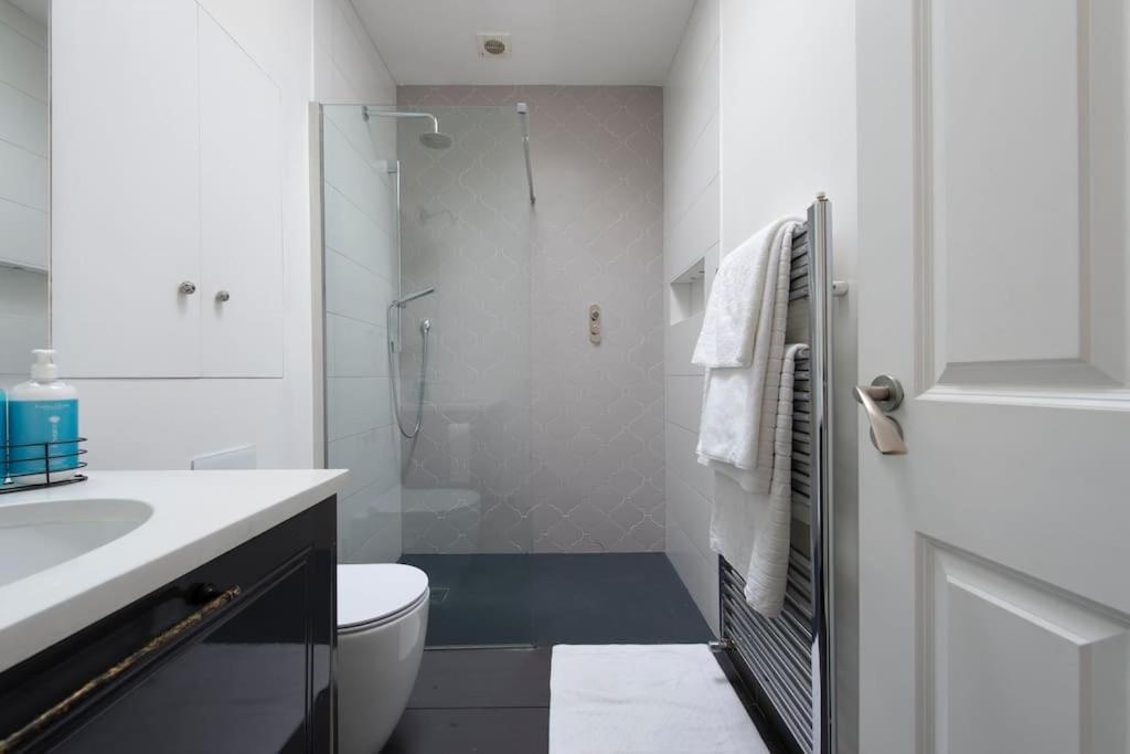 Chelsea Stunning Two Bedroom Townhouse With Airconditioning * London