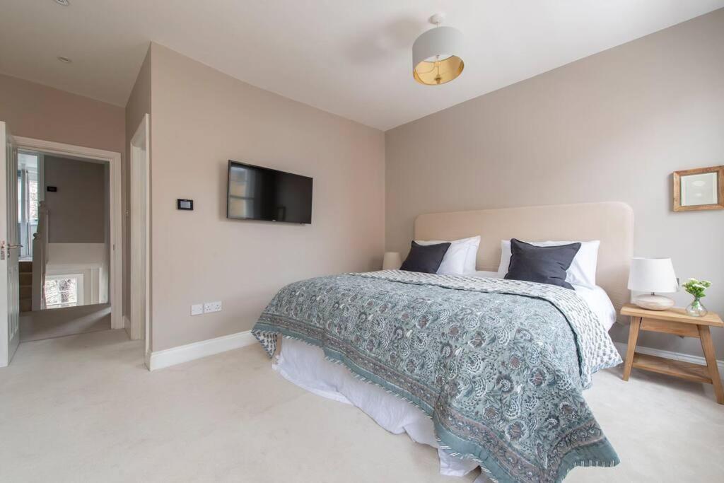 Chelsea Stunning Two Bedroom Townhouse With Airconditioning London