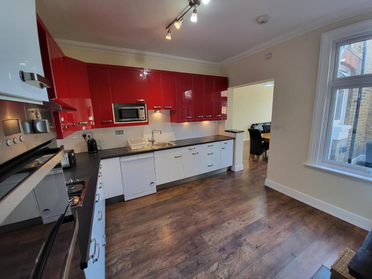 Spacious Central 5 Bedroom House By Tube Station *