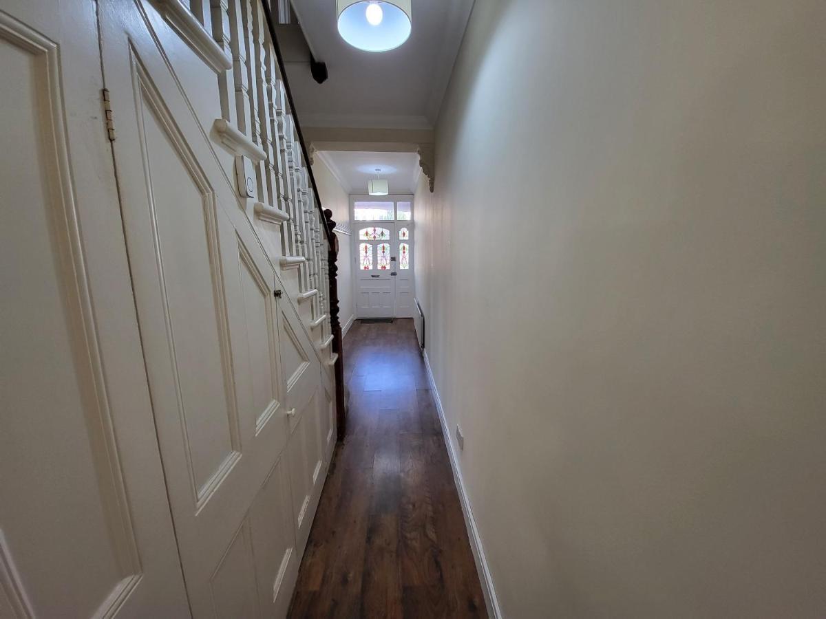 Spacious Central 5 Bedroom House By Tube Station *