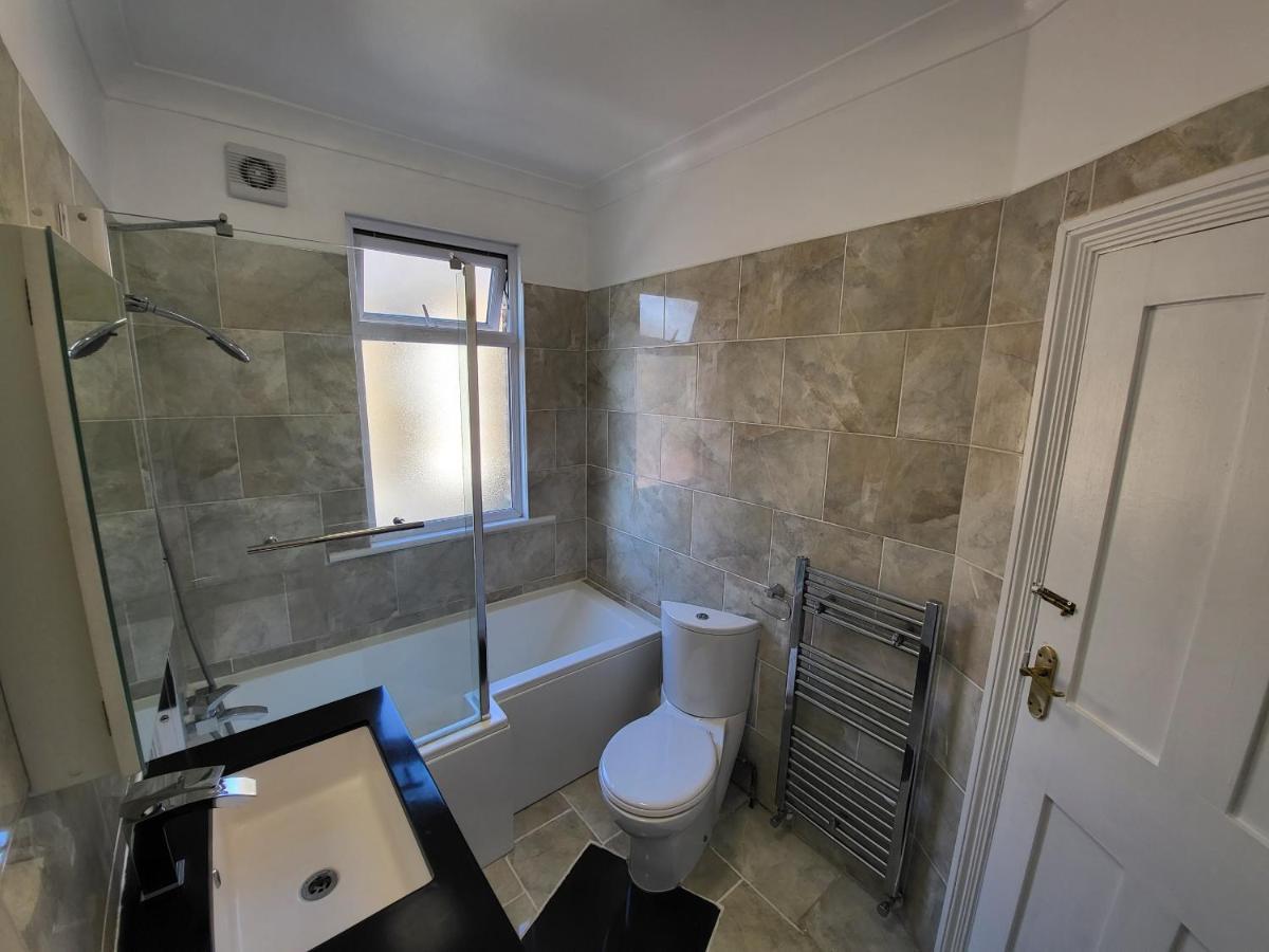 Spacious Central 5 Bedroom House By Tube Station London