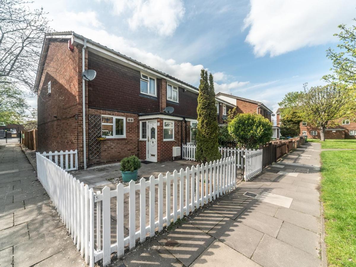 Pass The Keys Spacious Cosy Close To Abbey Wood Holiday home *
