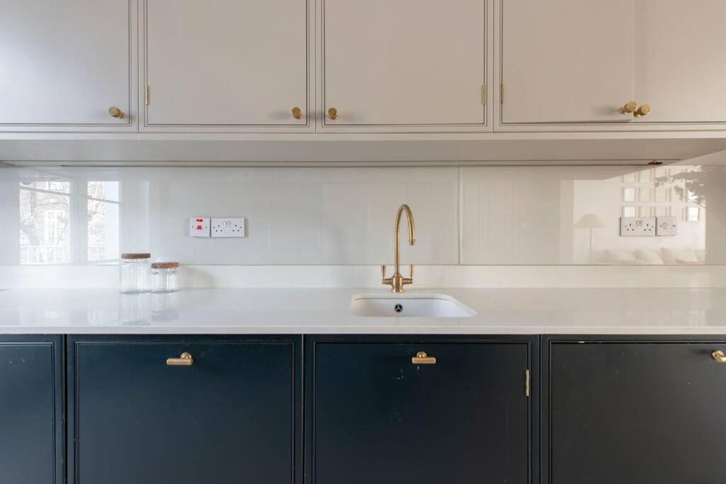 Chelsea Stunning Two Bedroom Townhouse With Airconditioning Apartment London