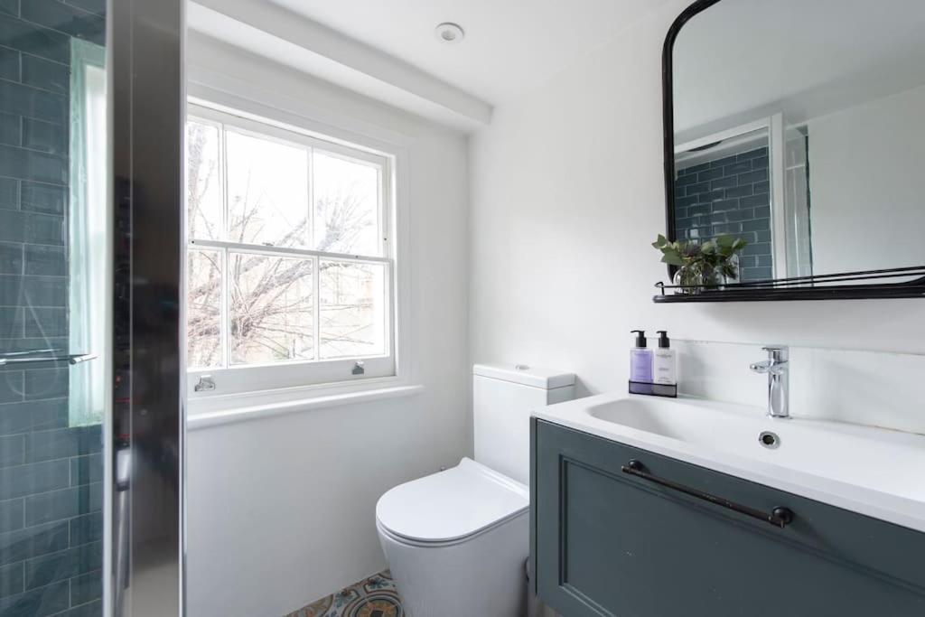 Chelsea Stunning Two Bedroom Townhouse With Airconditioning * London