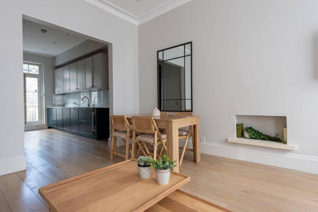 Chelsea Stunning Two Bedroom Townhouse With Airconditioning Apartment