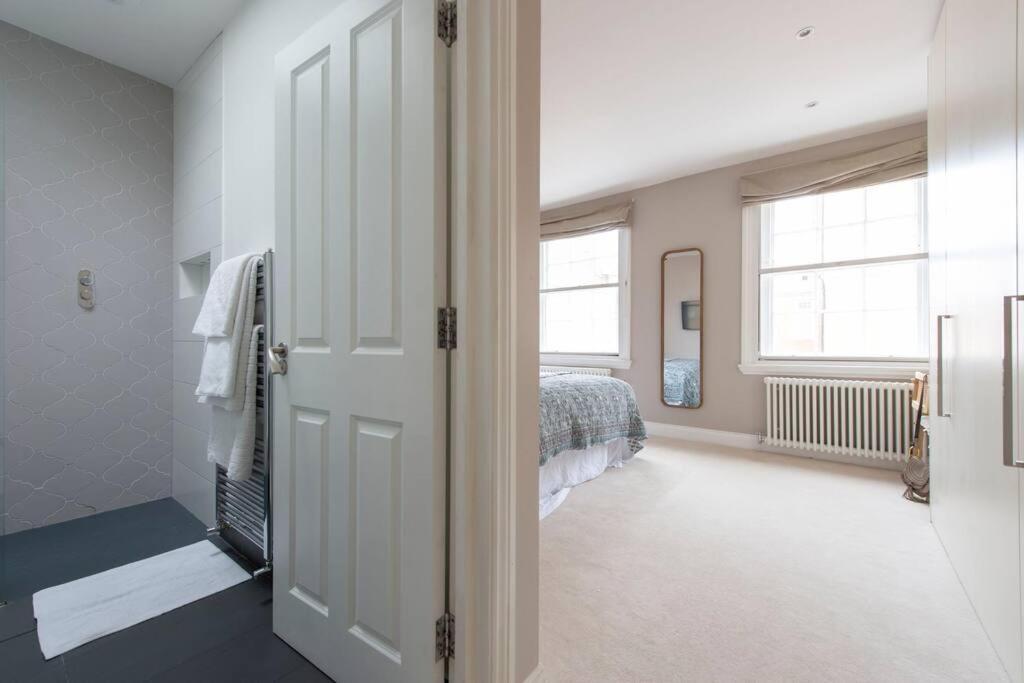 Chelsea Stunning Two Bedroom Townhouse With Airconditioning * London