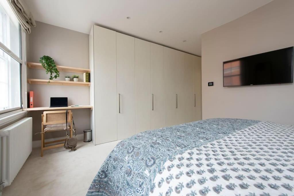 Chelsea Stunning Two Bedroom Townhouse With Airconditioning Apartment London