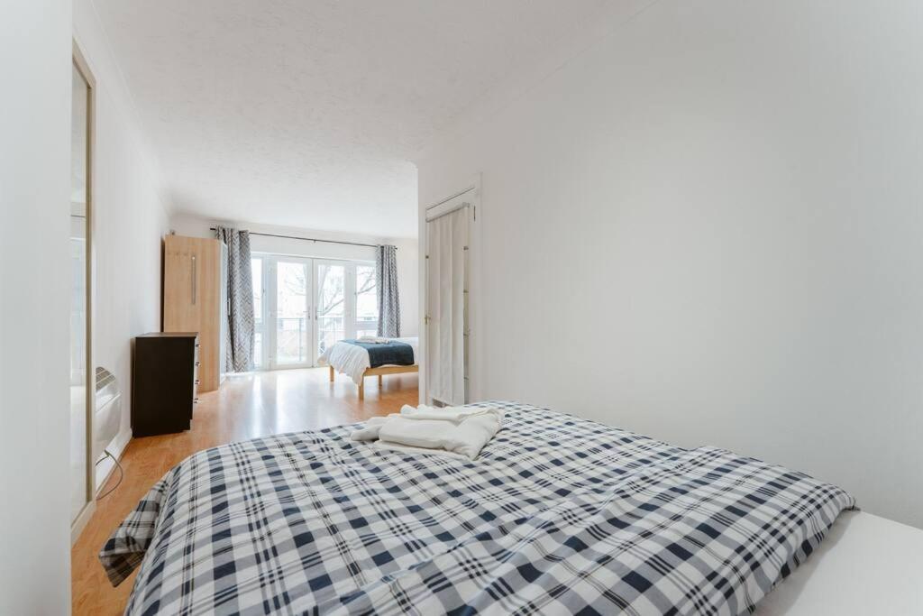 Apartment Up To 4 People, In A Share House Next To Bridge *