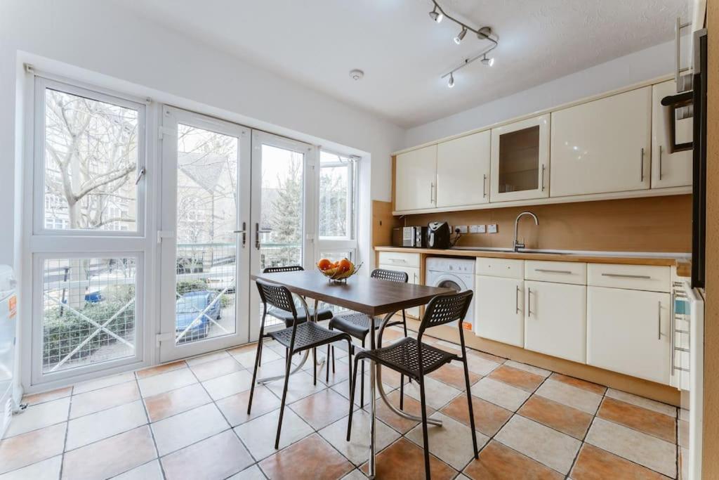 Up To 4 People, In A Share House Next To Bridge Apartment *