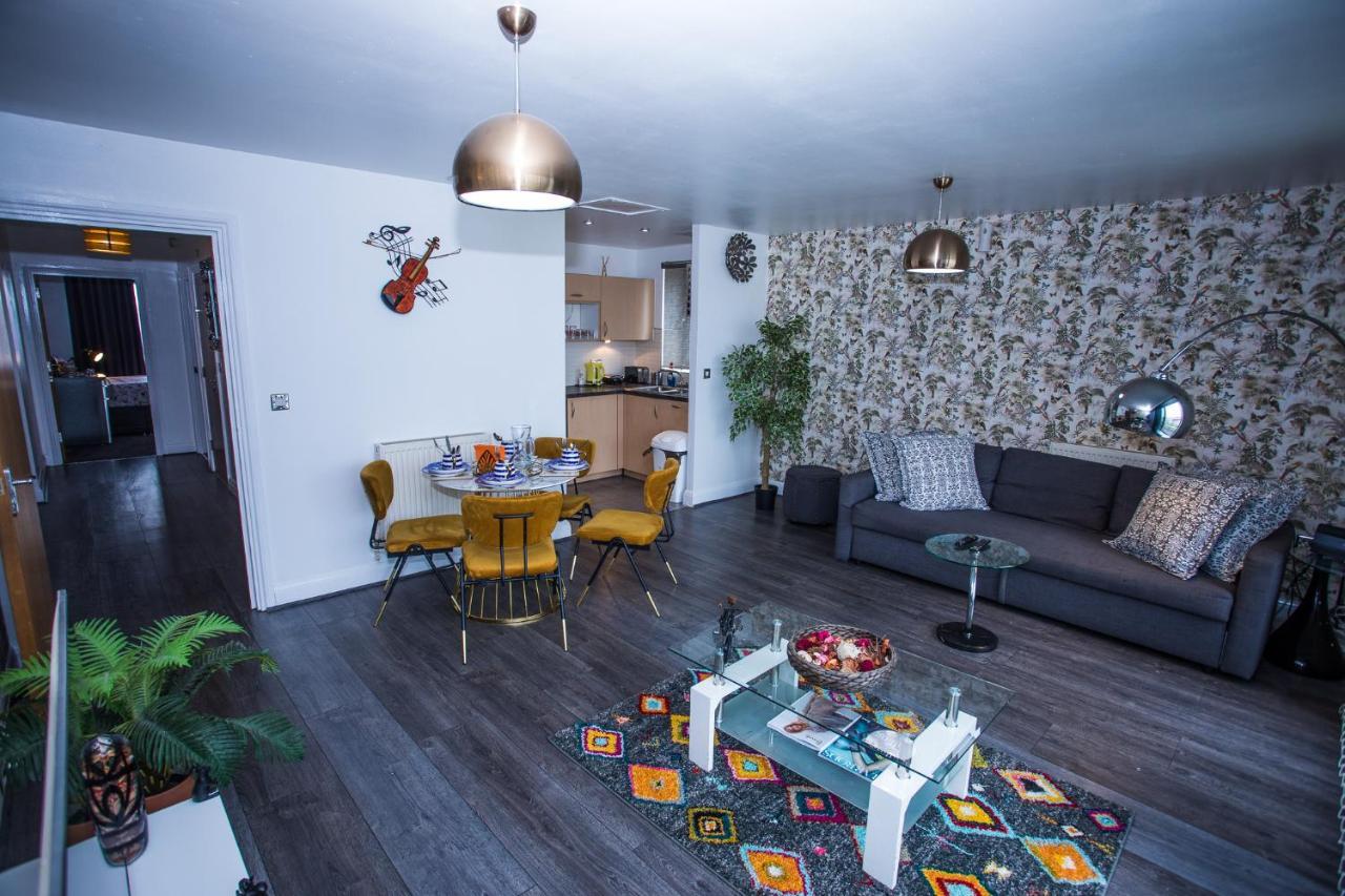 Remarkable 2-bed With Sea View * London