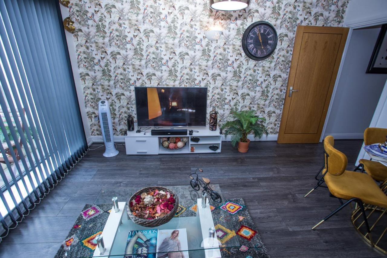Remarkable 2-bed With Sea View London