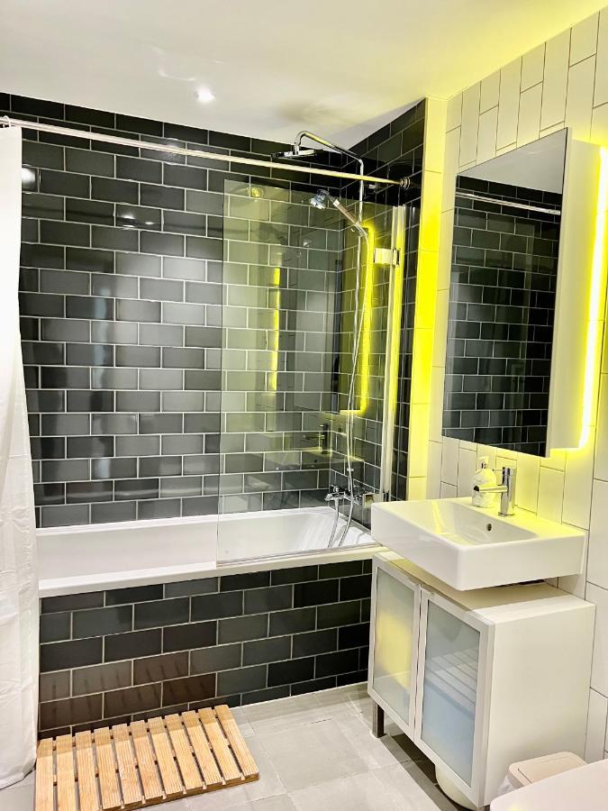 Luxury 2 Bedroom 2 Bathroom - Airport Apartment