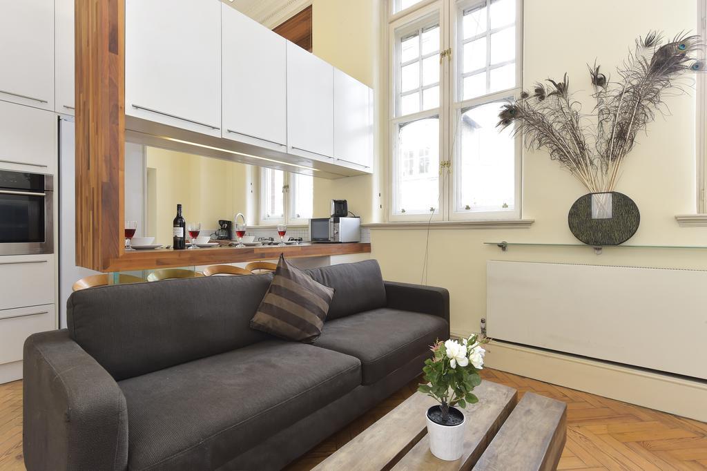 Chancery Lane Apartment *